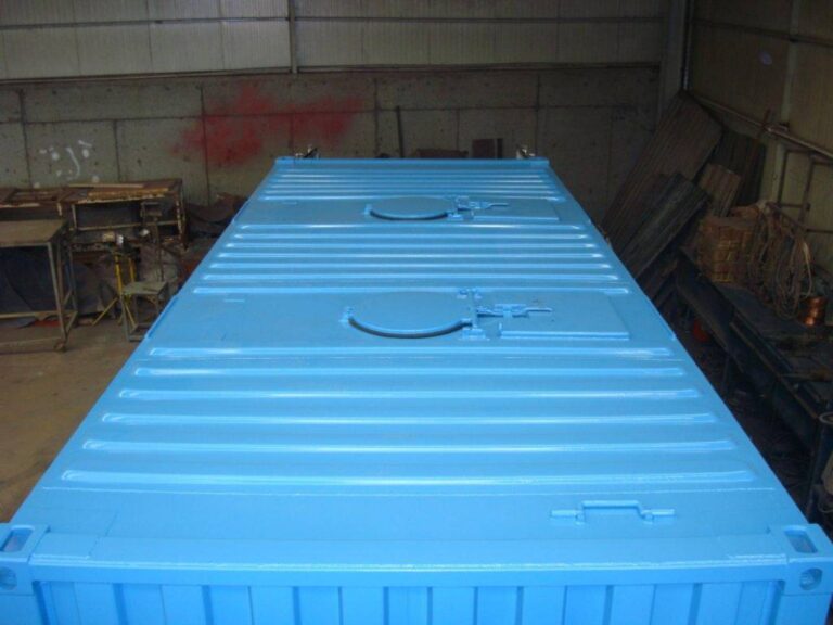 Bulk, pressurized container for transporting liquids